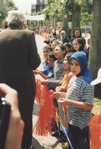 605939 Afbeelding van de begroeting van Prins Claus (links) door buurtkinderen ter gelegenheid van de opening van de ...